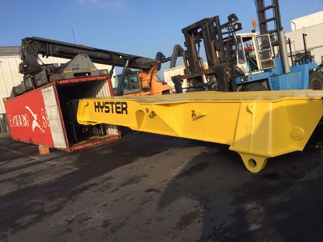 telescopic boom Hyster reachstacker in container